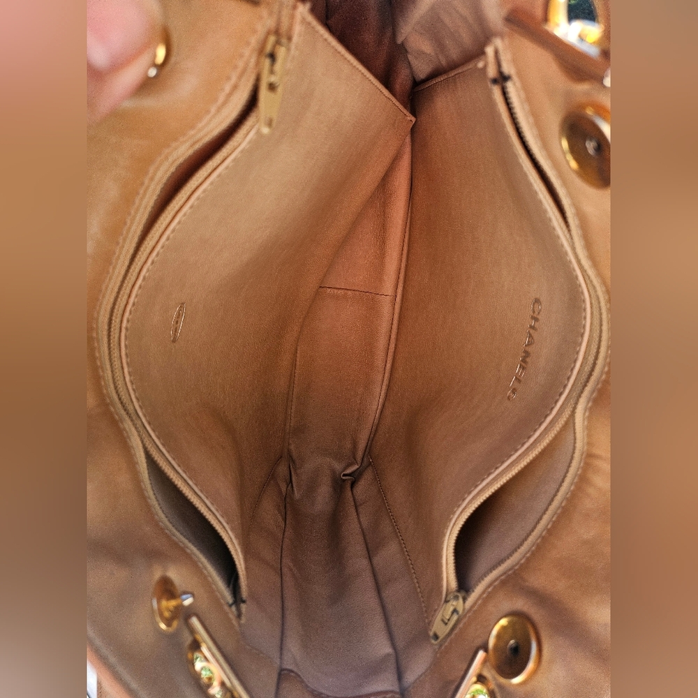 EUC Chanel Quilted Lambskin Tote Bag Gold Chains - Picture 12 of 15
